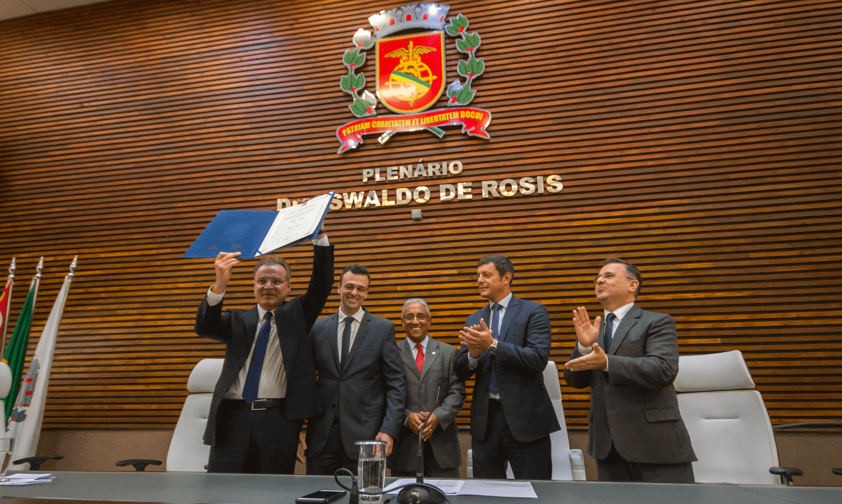 Momento em que Samuel Moreira recebe o Título de Cidadão Santista na Câmara Municipal de Santos